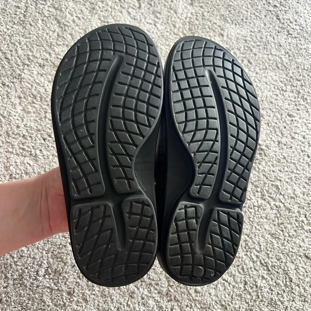 OOFOS Ooahh Black Slide Sandals Women’s Size 38 / 7 Recovery Slip On - Picture 3 of 5